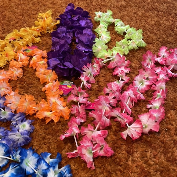 Bundle of Hawaiian 🌺 leis most brand new - Picture 3 of 5